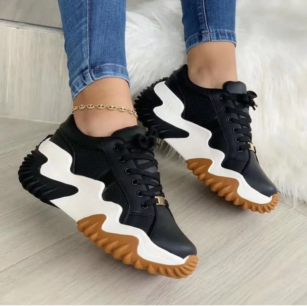 Zapatillas deportivas con cordones para mujer.